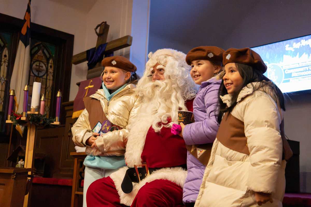 Annual tree lighting brings Middle Village residents together for caroling and hot chocolate – QNS