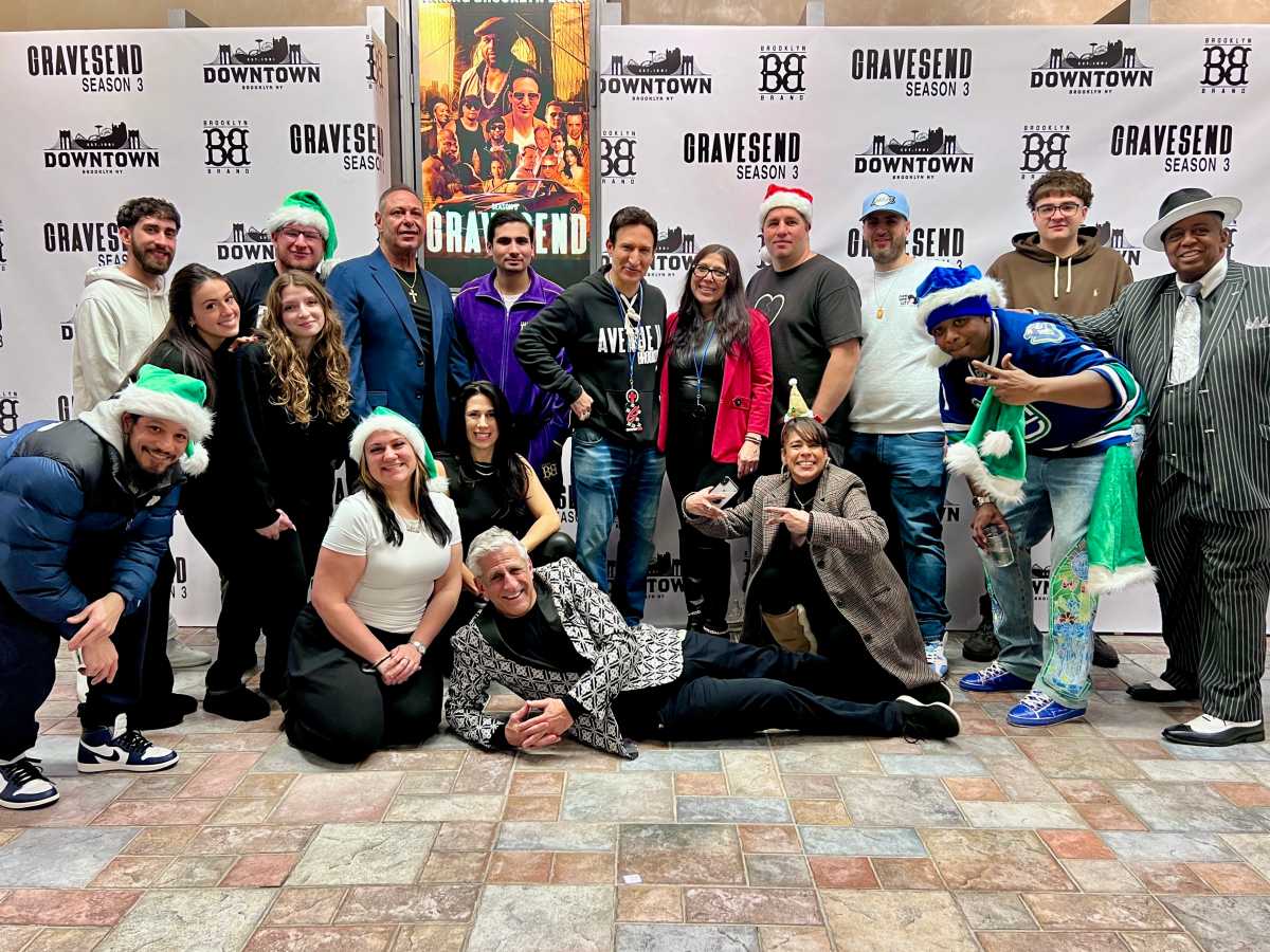 Actor brings ‘Gravesend’ cast to Avenue U for buzz-worthy holiday celebration • Brooklyn Paper