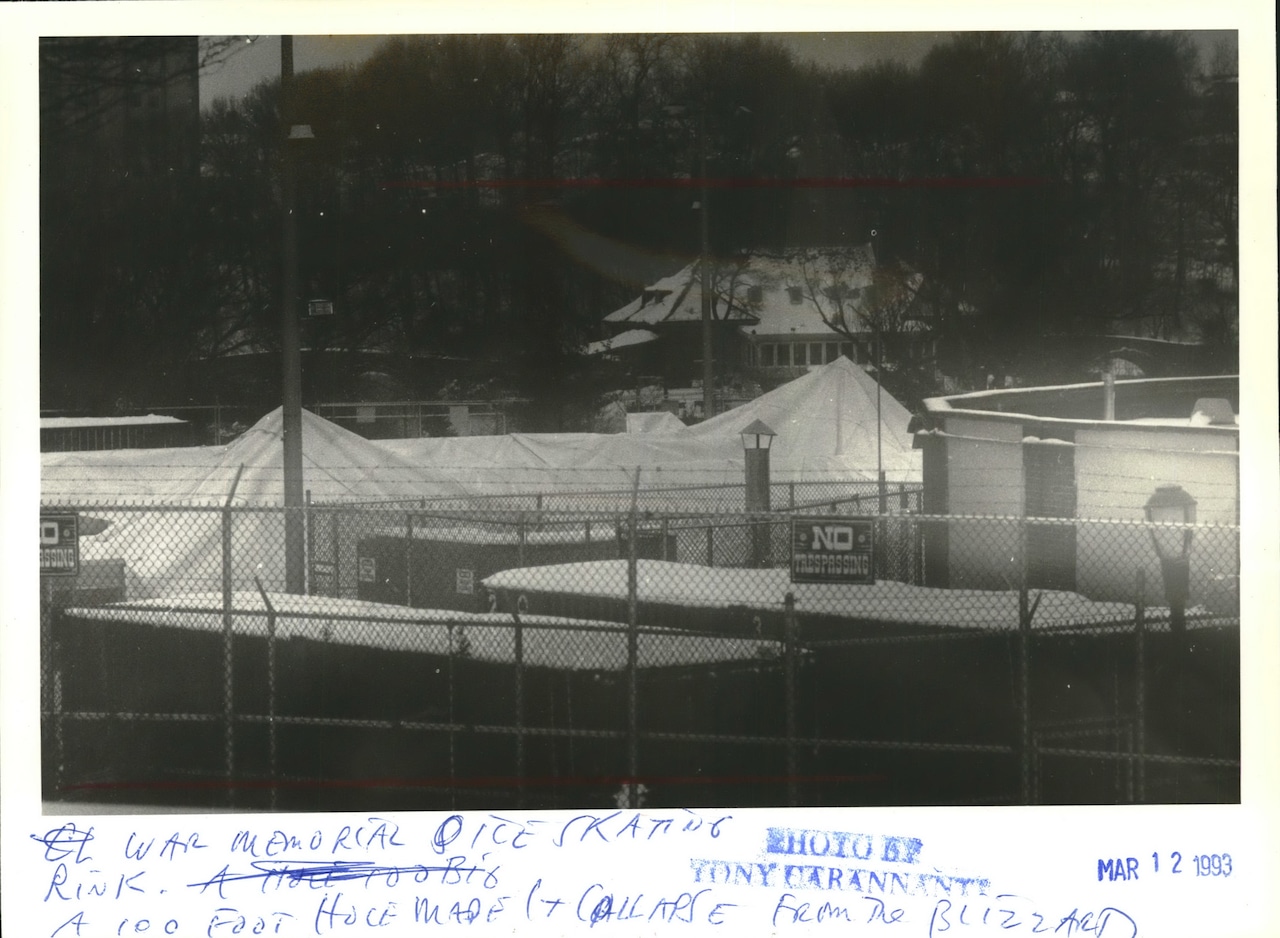 1993 Press Photo War Memorial Skating Rink Bubble Collapse When Winds Cause Hole