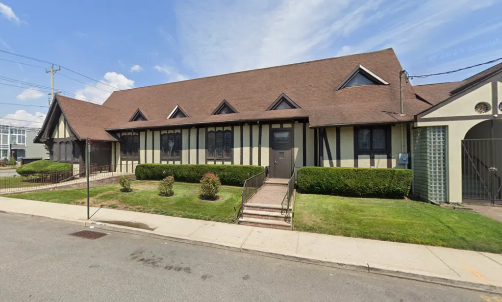 Quick-thinking NYC deacon foils knife-wielding thief at Sunday mass