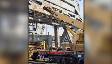 Work train crane strikes Broadway Bridge, 2 transit workers hurt