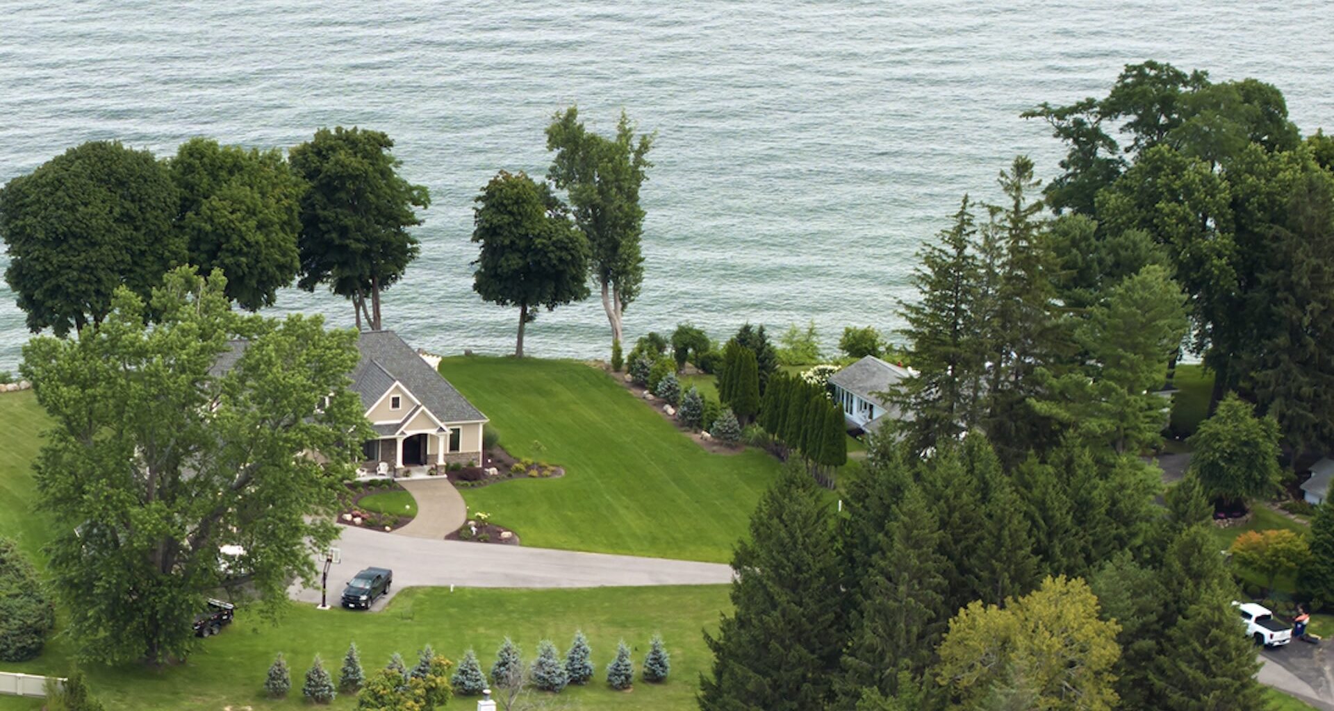 A Reddit user shared photos to the community at r/McMansionHell of a Staten Island real estate listing, and what they were most surprised by was how the agents were selling it.