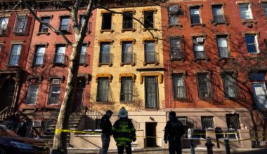 Man seriously hurt in 4-story leap from Brooklyn fire, NYPD bomb squad investigating