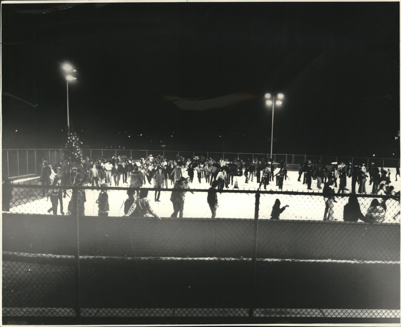 1974 Press Photo Ice skaters at War Memorial Skating Rink, Clove Lakes Park