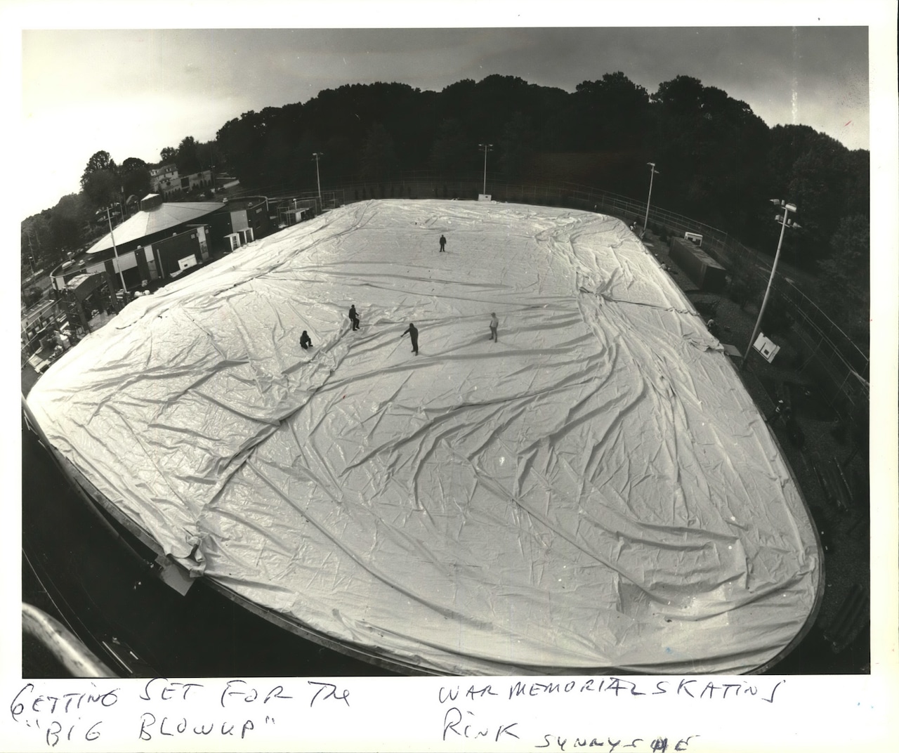 1992 Press Photo Fabric Bubble Out for Inflation at War Memorial Skating Rink
