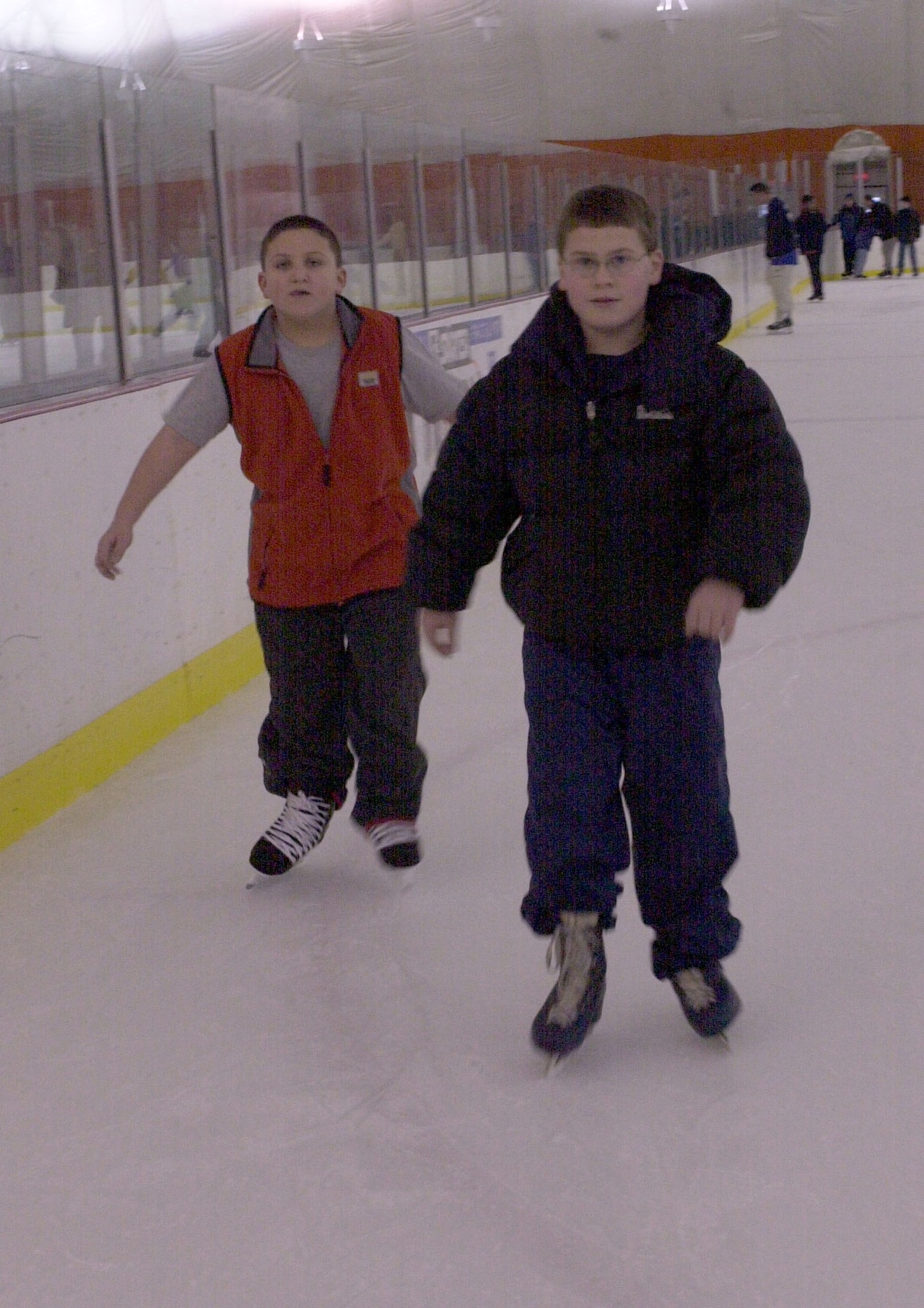 2001 Press Photo Ice Skaters at War Memorial Skating Rink at Clove Lakes Park