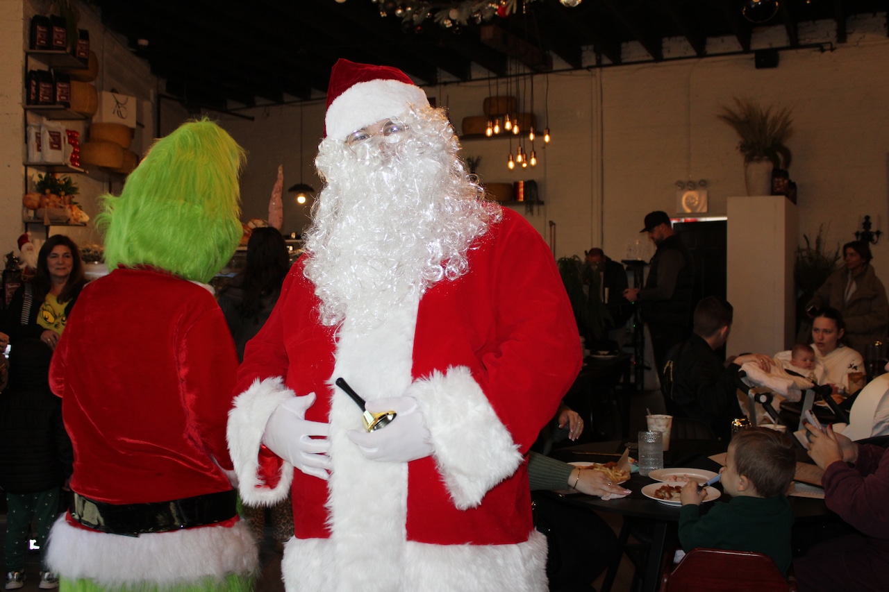Santa and Grinch visit new Staten Island restaurant