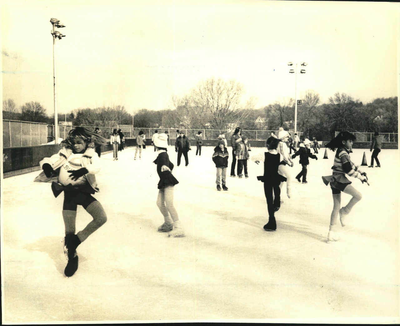 1982 Press Photo Ice skaters at War Memorial Skating Rink, Clove Lakes Park