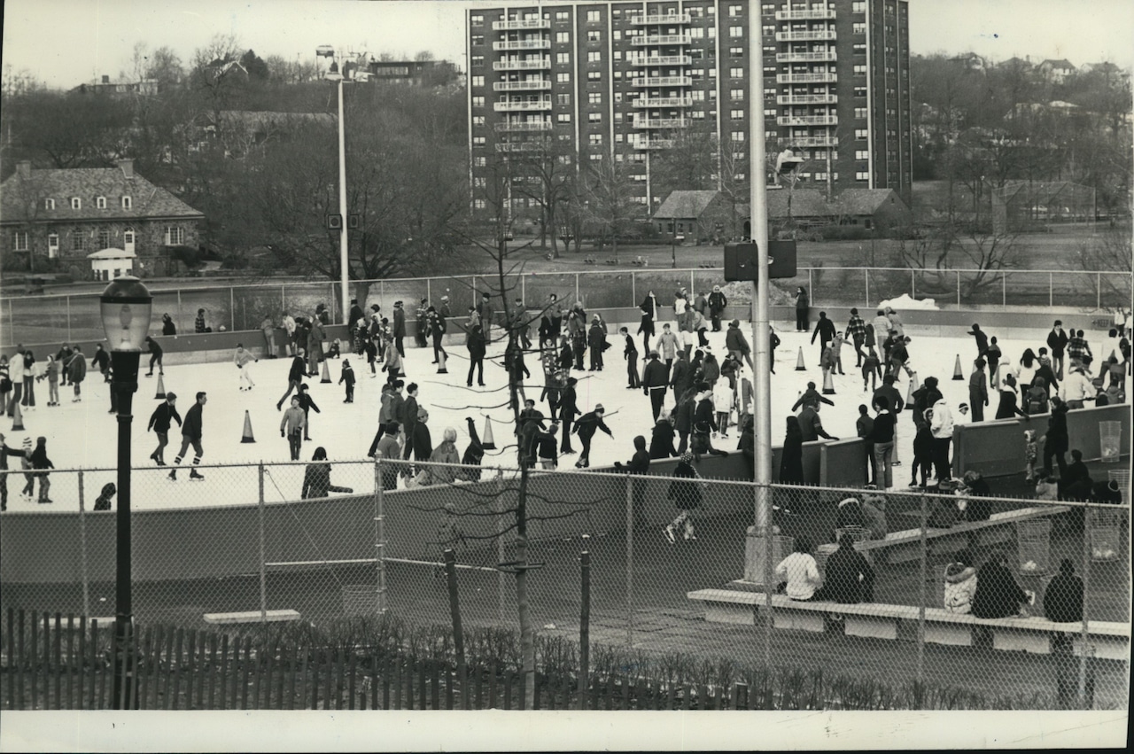 1971 Press Photo Ice Skaters at War Memorial Skating Rink in Clove Lakes Park