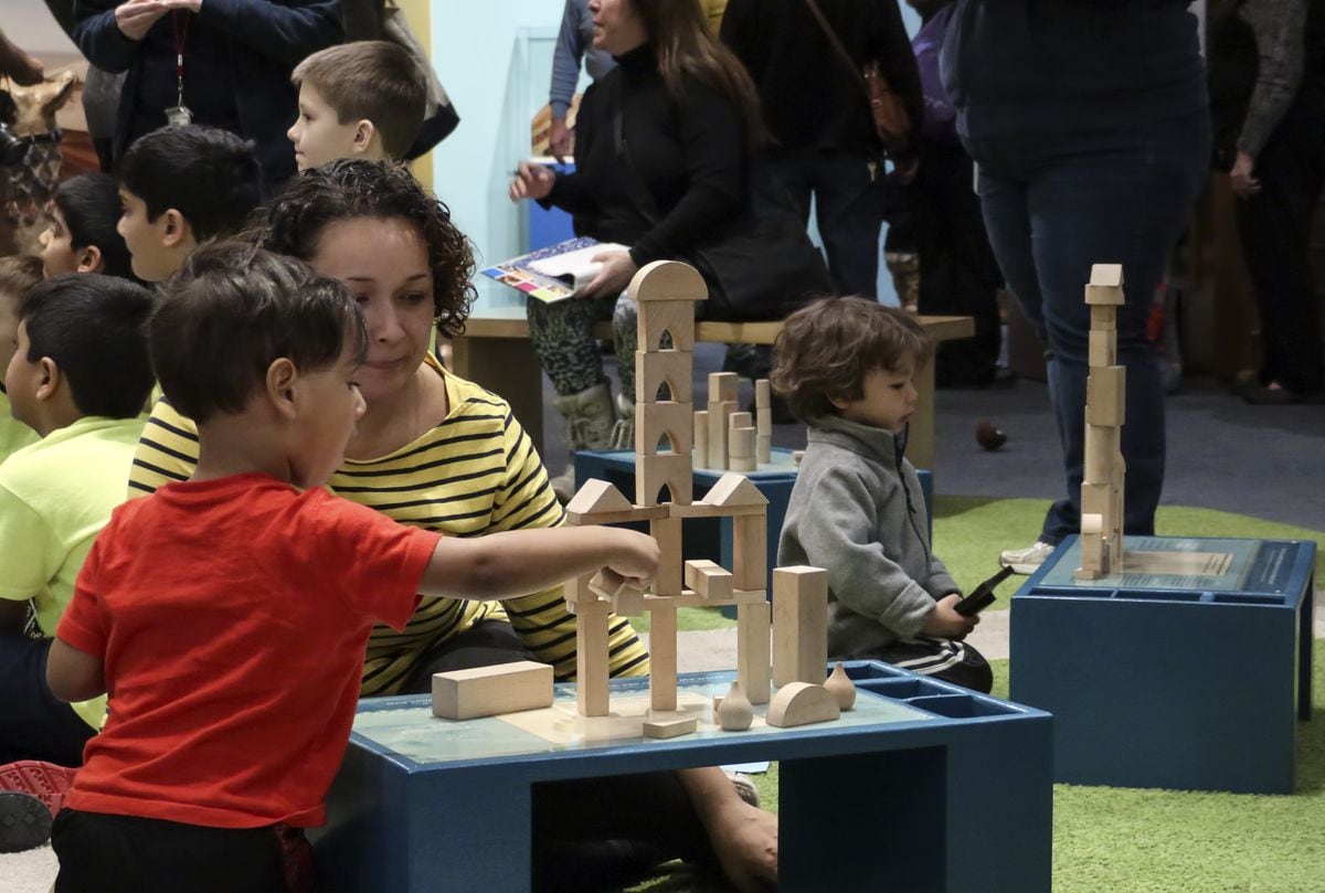 Children visit an exhibition called "America to Zanzibar", the presentation focus on society in Muslim groups at the Childrens Museum of Manhattan in New York on March 6, 2016. The museum has transformed into an indoor play area where children can touch and try different things with antiquities of Muslim society. (Photo by Bilgin S. Sasmaz/Anadolu Agency/Getty Images)