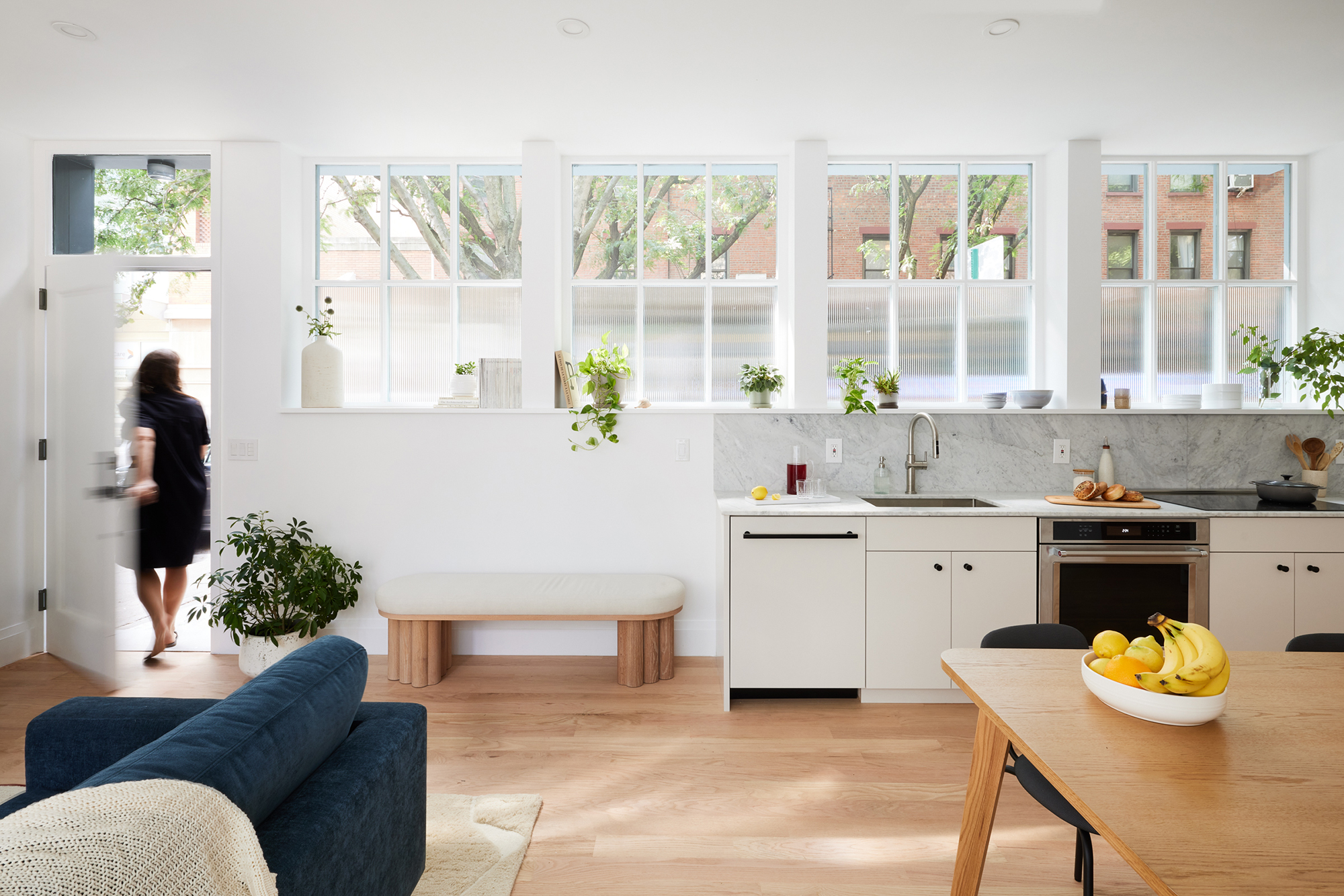 FRONT WALL WITH KITCHEN OPEN DOOR