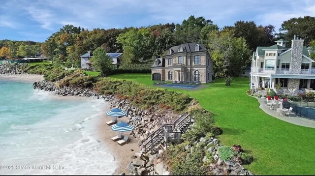 A Reddit user shared photos to the community at r/McMansionHell of a Staten Island real estate listing, and what they were most surprised by was how the agents were selling it.