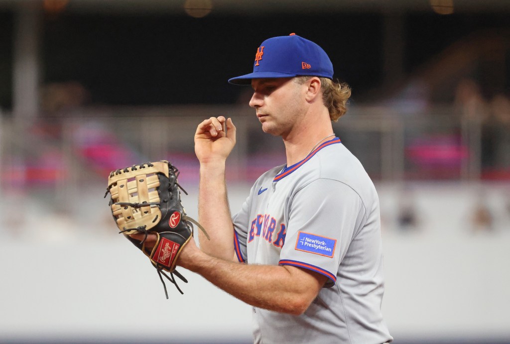 Pete Alonso of the New York Mets reacts after he couldn't field a ball clean to allow a run to tie the game.