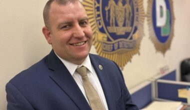 Hero NYPD detective recounts moment he saved choking baby at the side of a Bronx highway – amNewYork