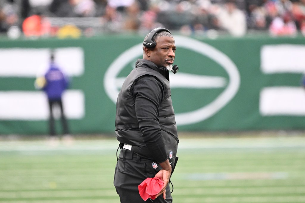 Jets head coach Aaron Glenn reacts on the sideline during the second quarter of the Jets and New England Patriots game in East Rutherford, NJ.