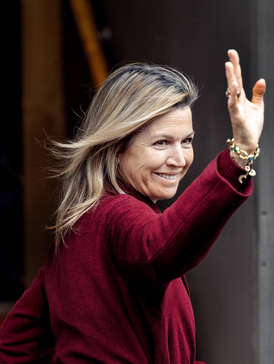 For the second consecutive day, she appeared virtually without makeup, revealing healthy skin free of foundation or powder.