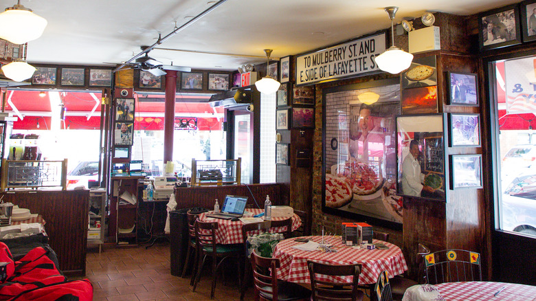America's Oldest Pizza Restaurant Is A Famous NYC Icon (Since 1905)