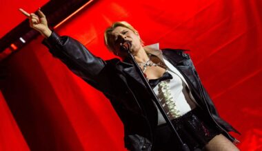 Robyn Shares New Songs During New Year's Eve Performance