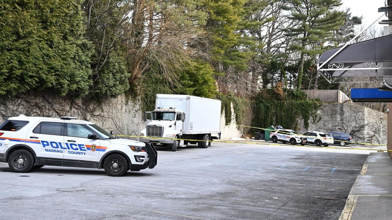 Deliverymen robbed outside Manhasset Apple store, police say