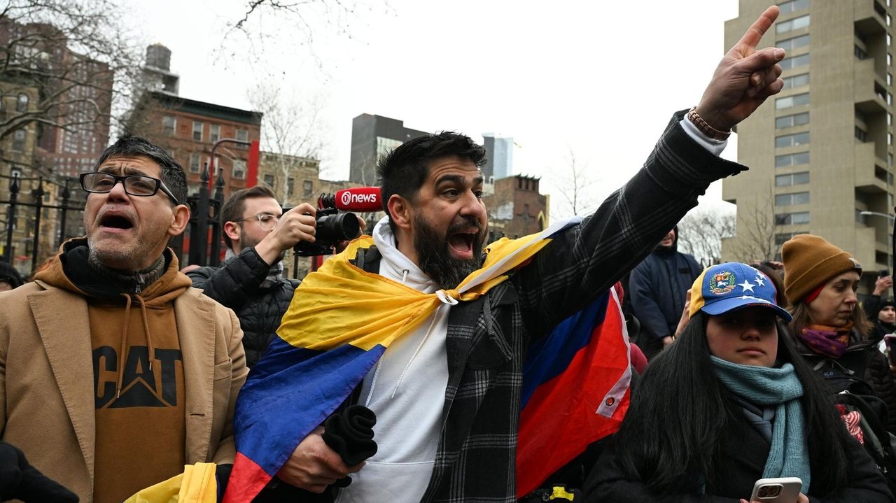 Manhattan courthouse street a dividing line for debate on capture of Venezuelan President Nicolás Maduro