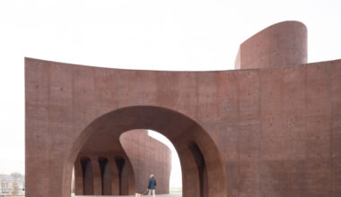 Thomas Phifer completes Manhattan park pavilion with red-tone concrete arches | News
