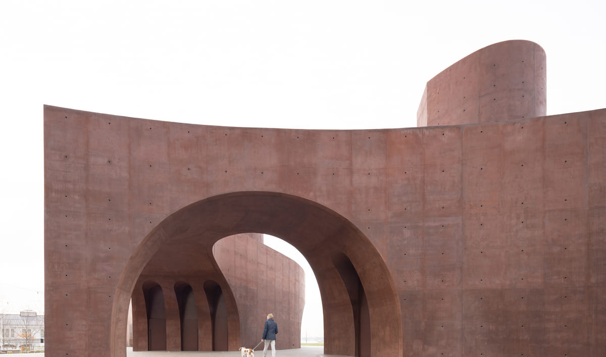 Thomas Phifer completes Manhattan park pavilion with red-tone concrete arches | News