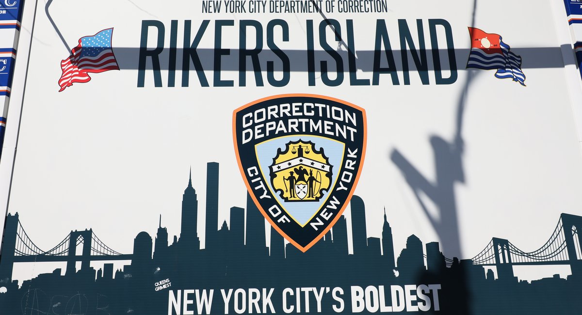 Rikers guard suspended after man's death in custody, report finds