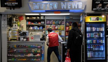 JFK airport workers scramble for last remaining MetroCards to get AirTrain discount