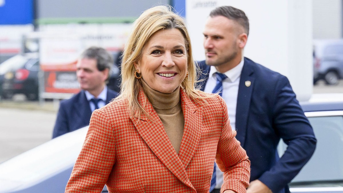 Queen Máxima switches things up, trading her brooches for a trendy ‘Teddy’ bag