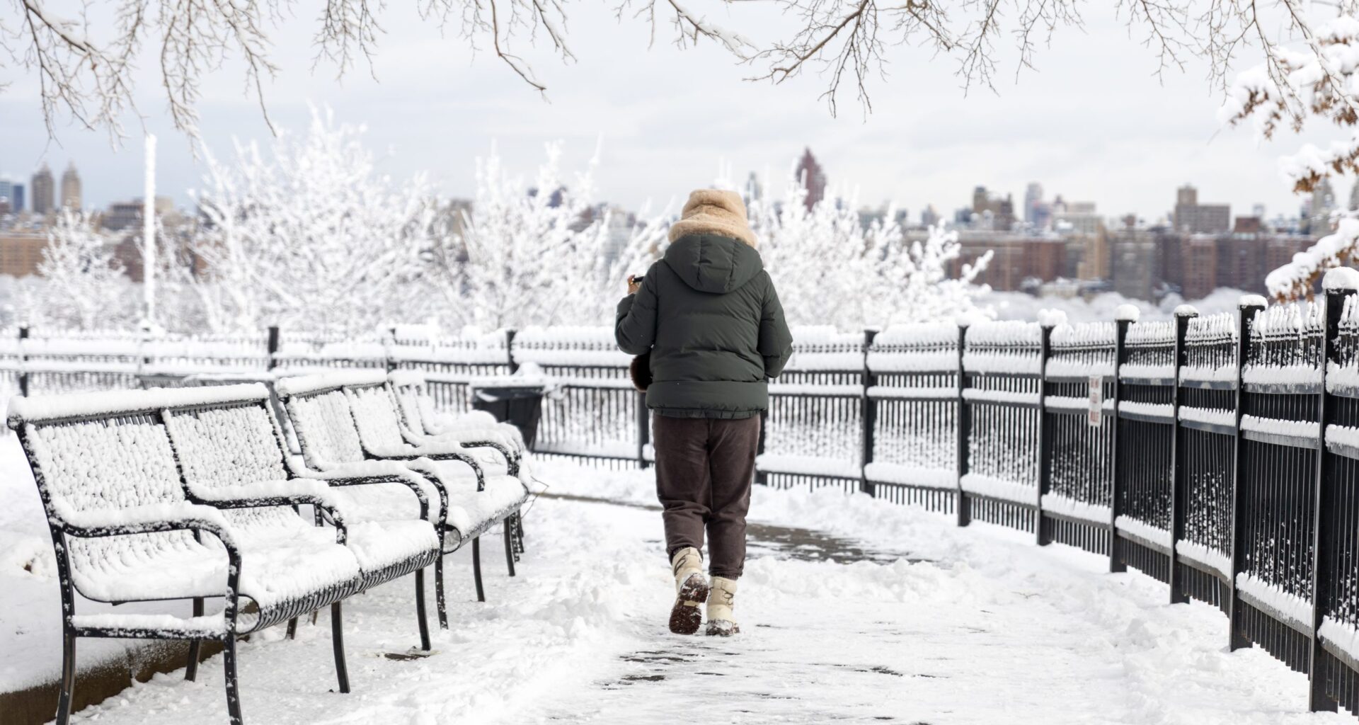 How much is it going to snow in NYC, NJ this weekend?