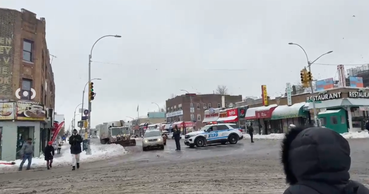 Police shoot knife-wielding man in Queens