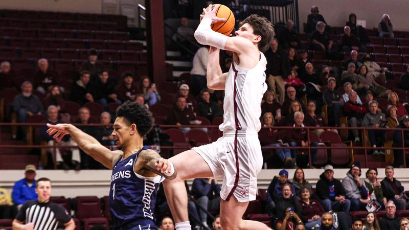 Knights close game on 7-0 run, beat Queens 78-75