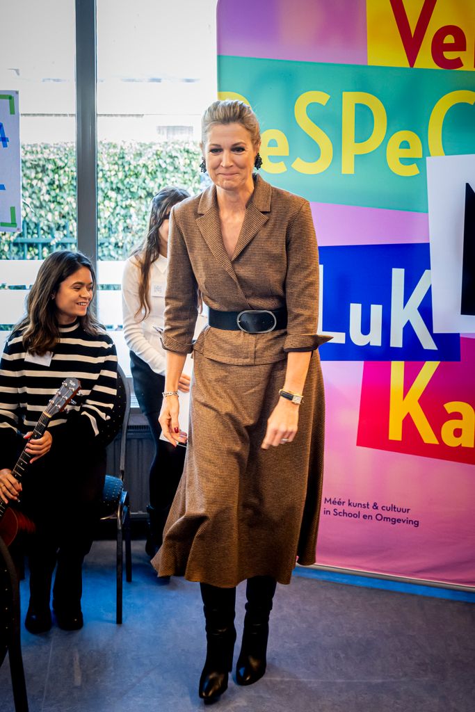 Queen Maxima in classroom in oatmeal skirt and blazer