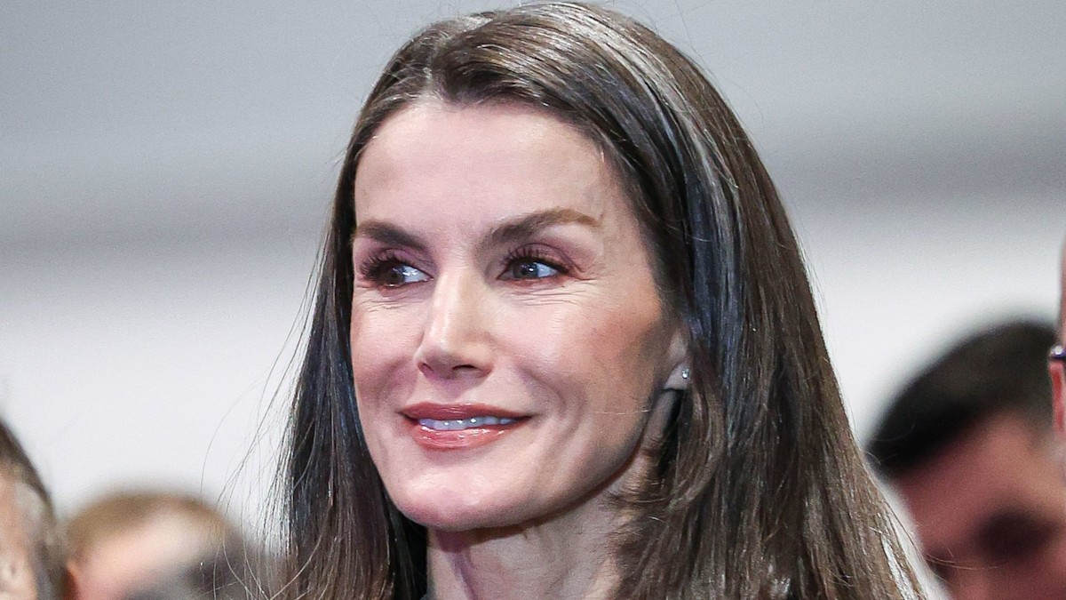 Queen Letizia makes the case for styling 'It-girl' balloon pants in your 50s