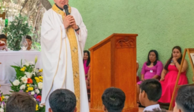 Bishop Ronald Hicks celebrates a school graduation Mass for children in Miacatlán, Morelos state, during his visit to Mexico in 2025.