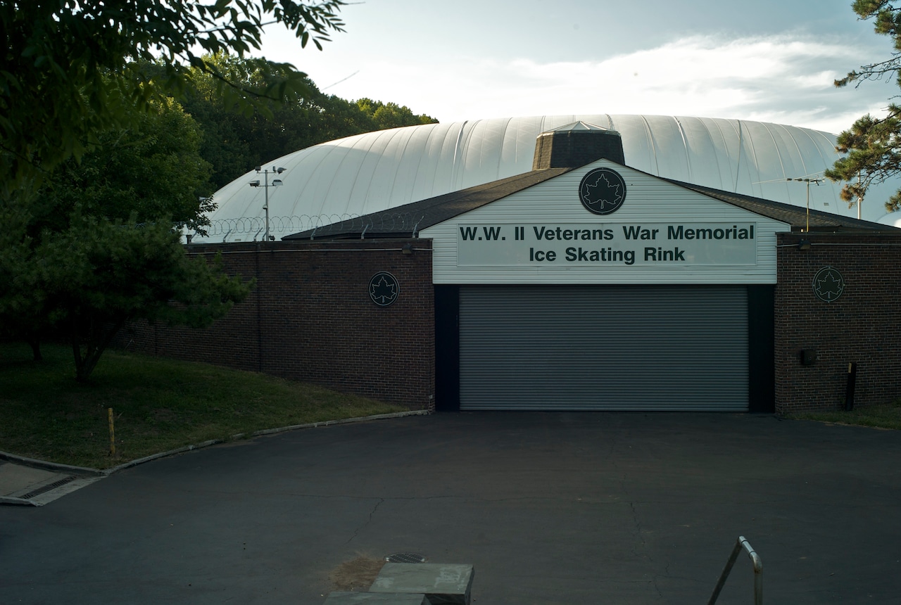 2008 Press Photo View of War Memorial Skating Rink at Clove Lakes Park