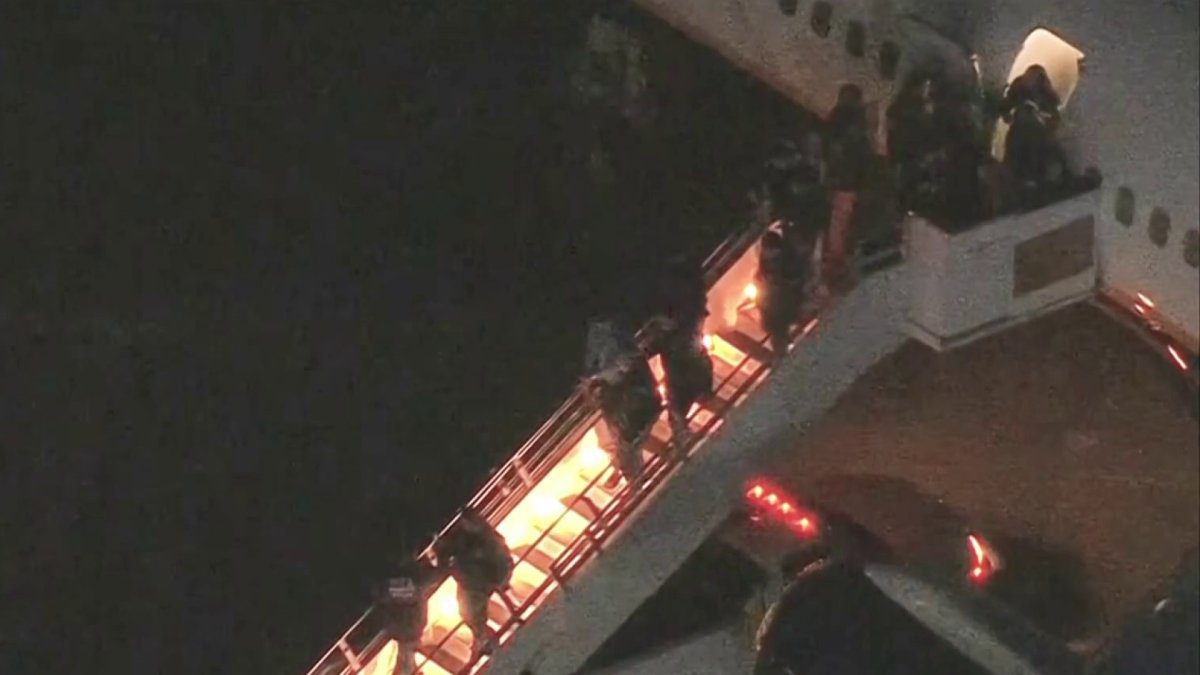 Venezuela’s captured president Nicolás Maduro & wife arrive to face narco-terrorism charges in New York City – NBC New York