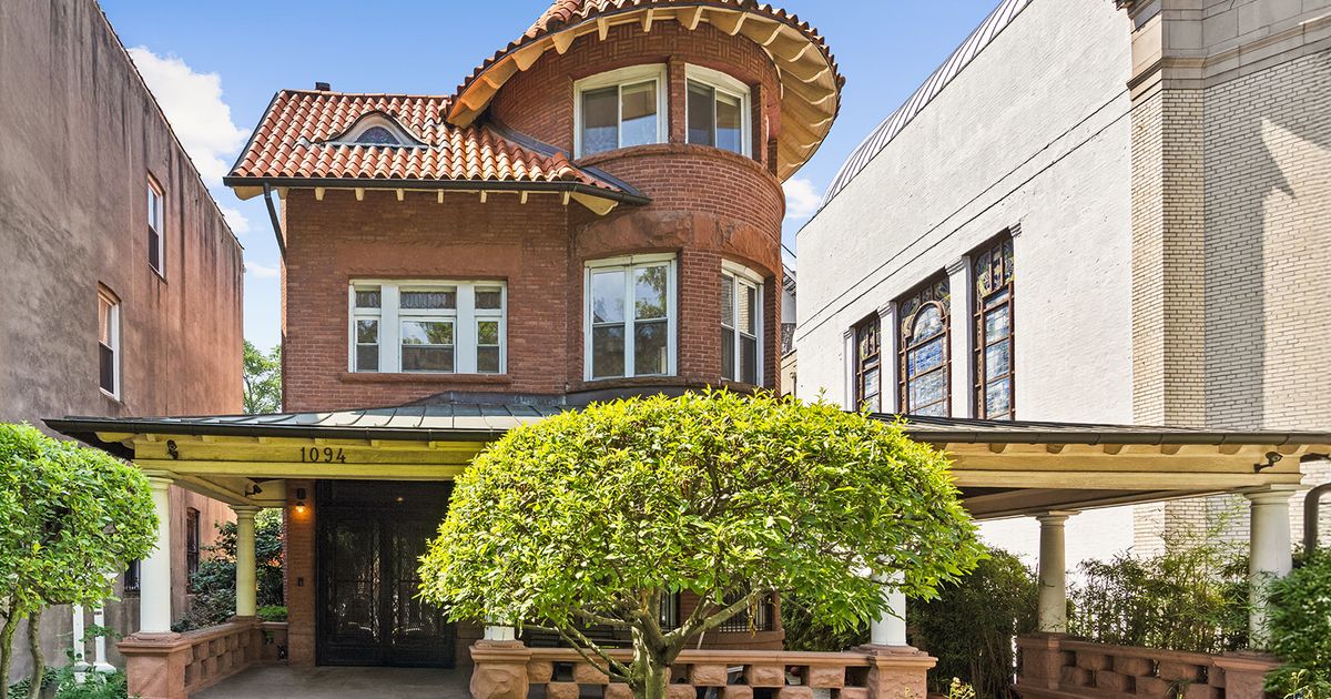 A 1901 Queen Anne With a Porte Cochere in Crown Heights