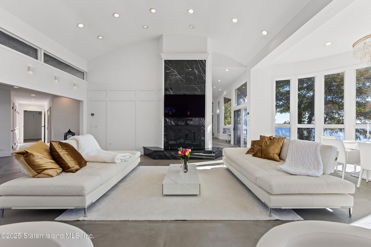 2 Wards Point Avenue