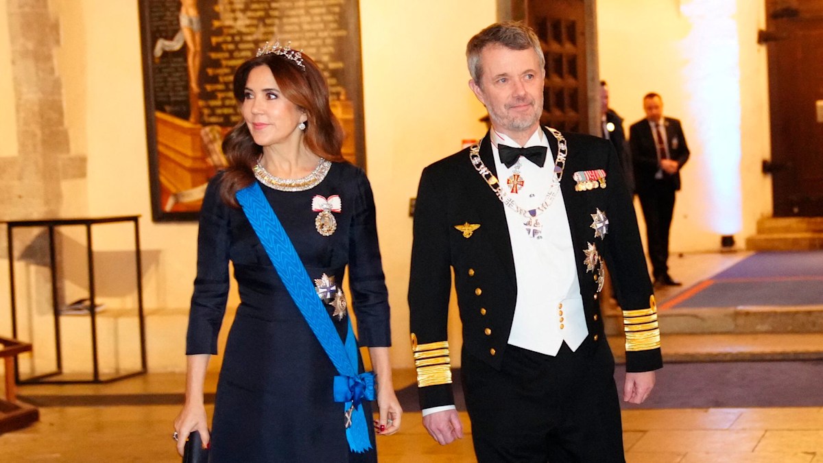 Queen Mary chooses sentimental tiara for Estonia state banquet
