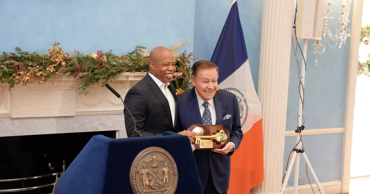 Adams gives key to NYC to Bronx Jewish Hall of Fame member Marvin Scott  | JNS