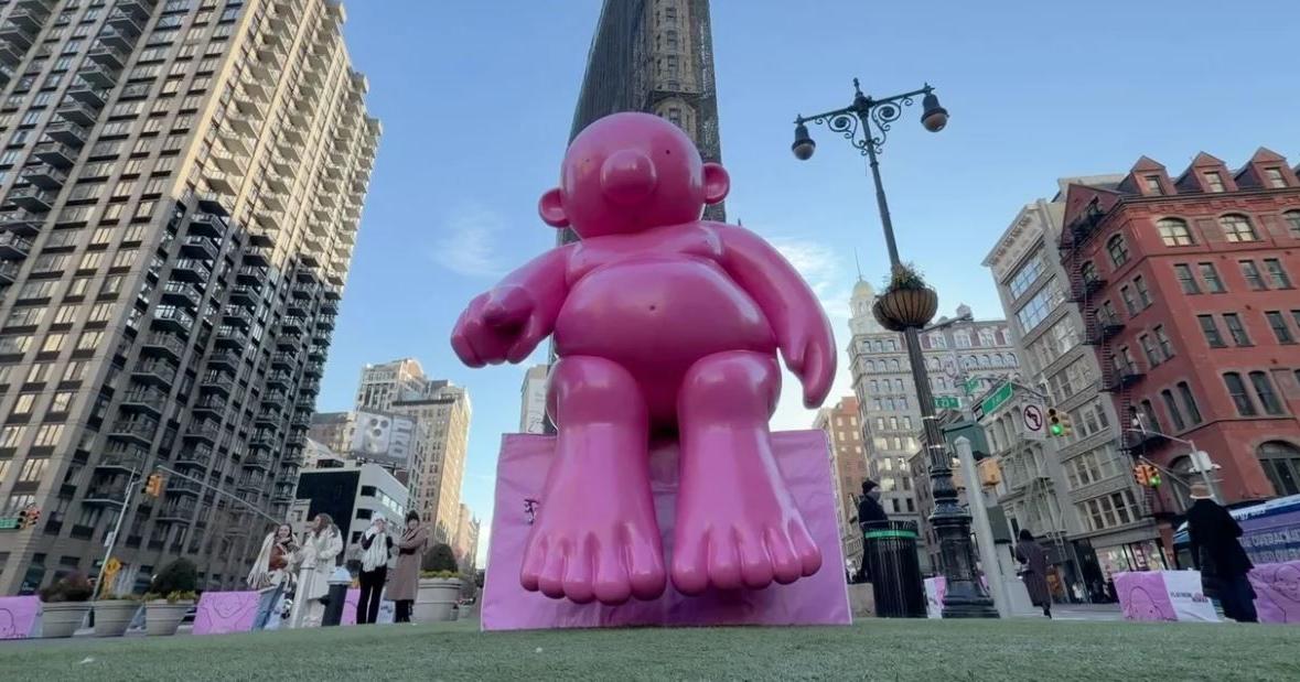 "Mr. Pink" art installation adds color, whimsy to NYC's Flatiron District | News