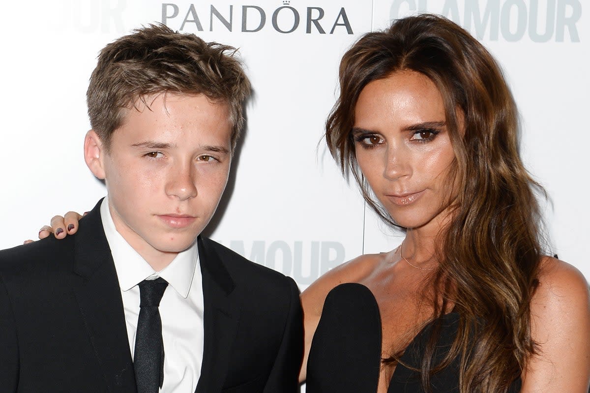 Brooklyn Beckham with his mom, Victoria, in 2013 (Getty)