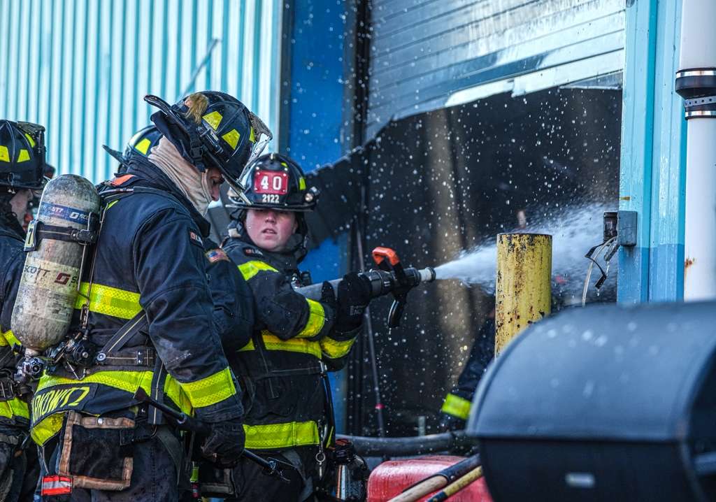 Four-alarm Brooklyn fire rips through warehouse on the waterfront – amNewYork