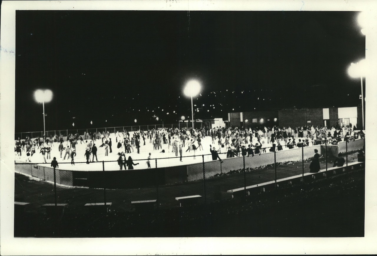 1976 Press Photo Ice Skaters at War Memorial Skating Rink in Clove Lakes Park