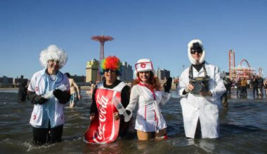 Brooklynites dive into 2026 at frigid Coney Island Polar Bear Plunge • Brooklyn Paper