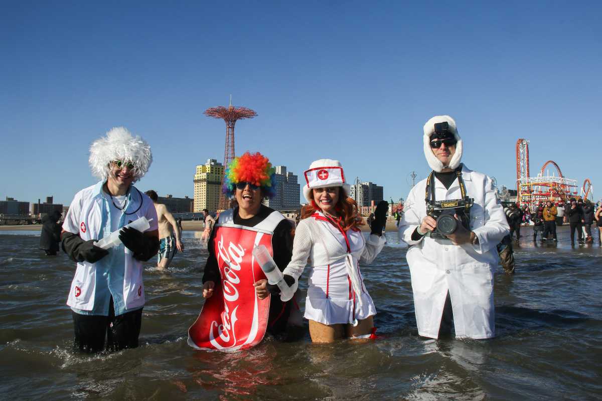 Brooklynites dive into 2026 at frigid Coney Island Polar Bear Plunge • Brooklyn Paper
