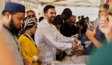 New York City Mayor-elect Zohran Mamdani hands out food at a mosque in San Juan, Puerto Rico, Friday, Nov. 7, 2025. Photo: Xavier Araujo/El Nuevo Dia via AP