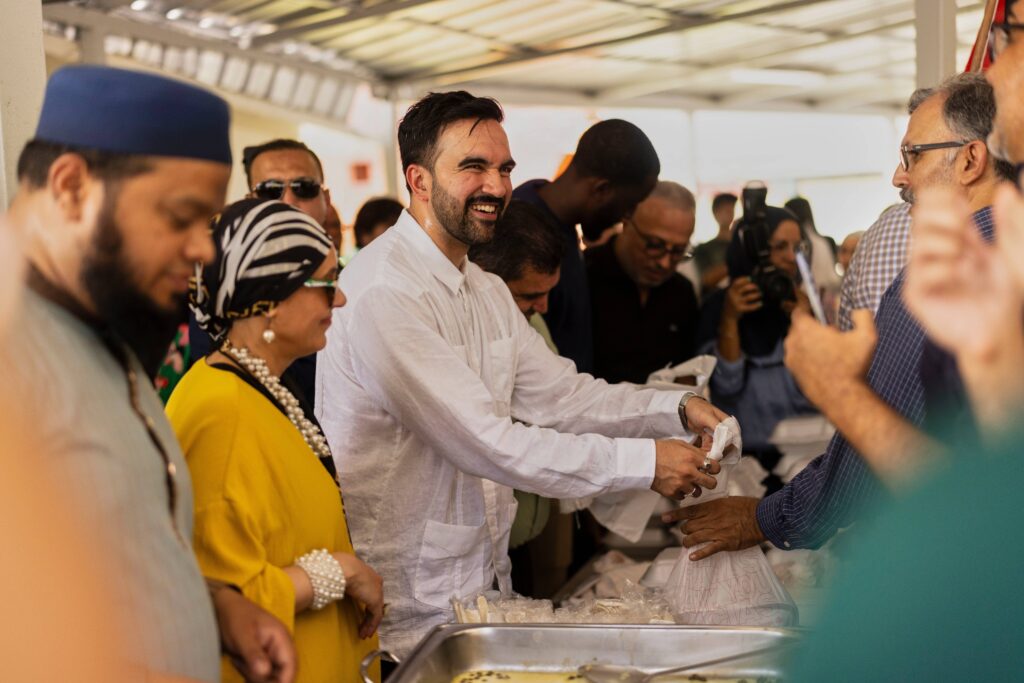 New York City Mayor-elect Zohran Mamdani hands out food at a mosque in San Juan, Puerto Rico, Friday, Nov. 7, 2025. Photo: Xavier Araujo/El Nuevo Dia via AP