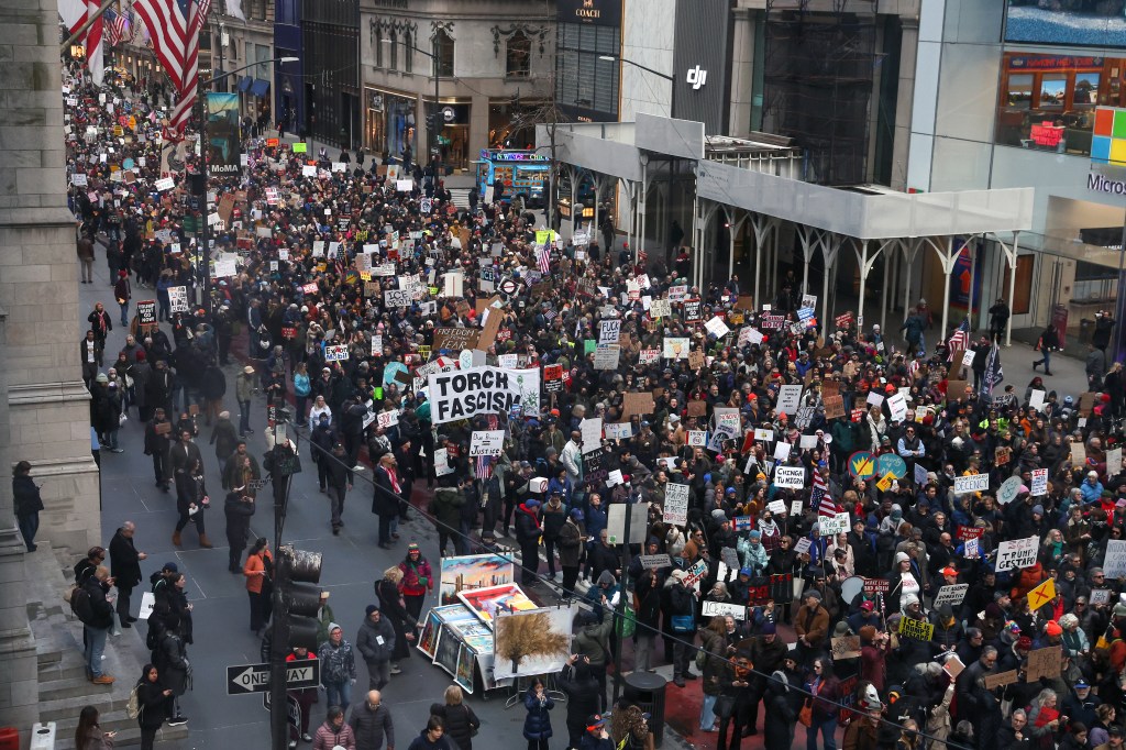 Thousands turn out for spontaneous 'No Kings' protest in Midtown Manhattan